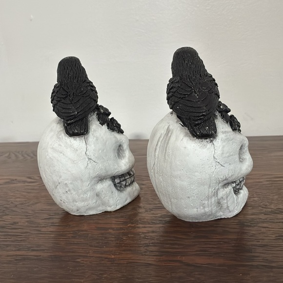 NWT- Set of 2- Gorgeous Black Glittered Raven 🐦‍⬛ A top a White Concrete Skull - Picture 11 of 17